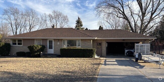 Building Photo - 5060 Lone Oak Ln Rental