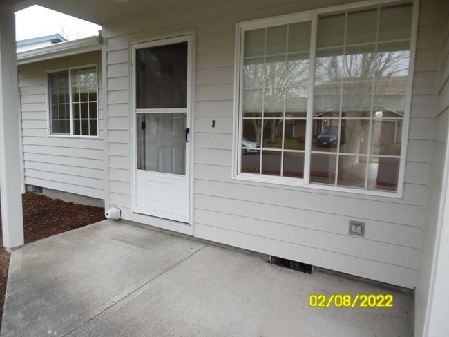 Photo - 990 SW Oriole St Unit 990