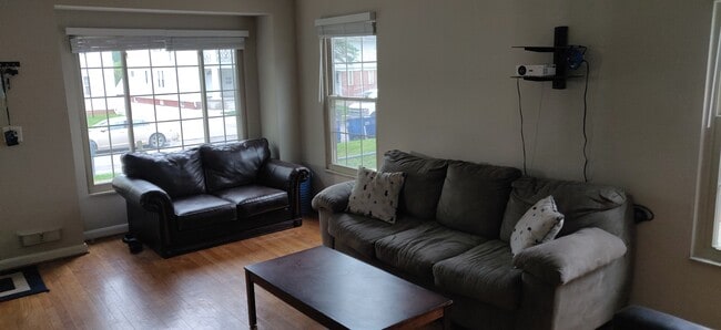 Photo - 2106 Wyndhurst Rd