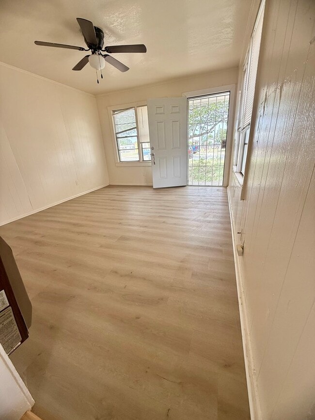 Photo - 2025 W 5th St