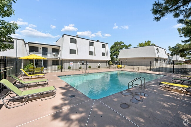 Pool 2 - Lexington Place Apartments