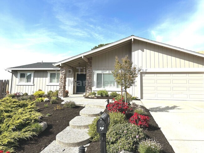 Building Photo - Beautiful 3 bed / 2 bath / 1,648 sqft hous... Rental
