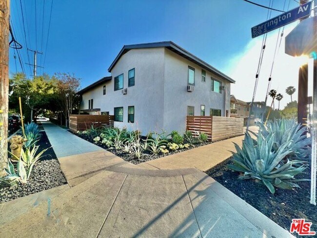 903 S Barrington Ave