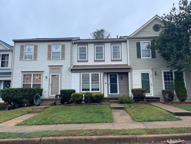 Building Photo - Light-filled and Spacious 3 Bed 2 Bath Tow...