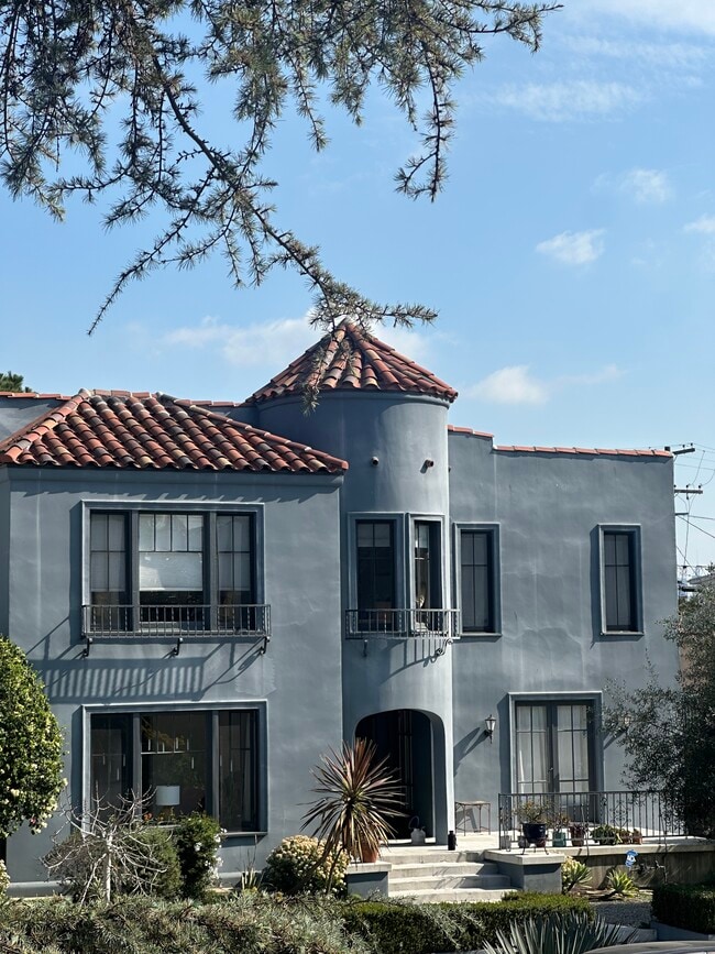 Building Photo - 612 N Plymouth Blvd Unit 612 12