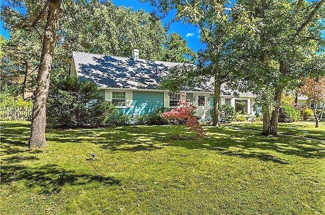 Front Yard - 44 N Lakeside Dr W House