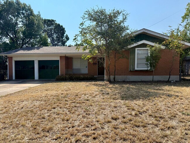 Building Photo - Walk to St. Edwards University!-2711 Littl... Rental