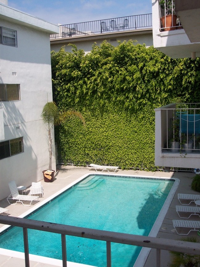 Zona de estar junto a la piscina