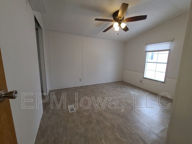 Photo - 700 W Ridgeway Ave