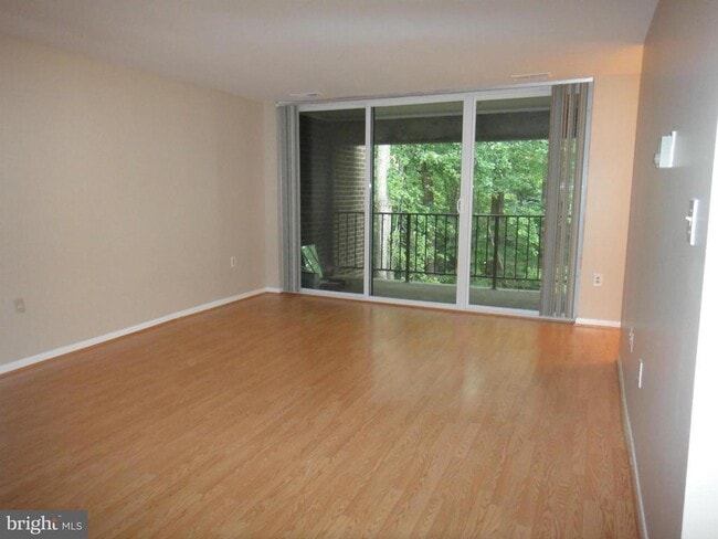Building Photo - 1523 Northgate Square Unit 21B Rental