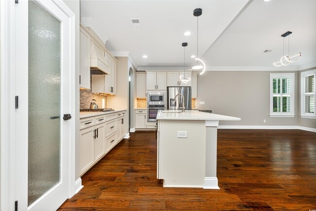 Photo - 1592 Buckingham Ave