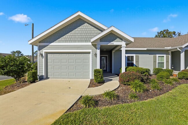 Building Photo - Villas of West 3Bed/2Bath End Unit