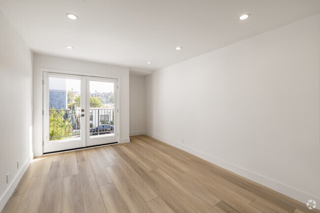 2BR, 2BA - 1,000SF - Living Room - 11675 Darlington Place