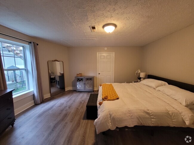 Building Photo - 2455 Woodbine Ave Unit 1 Rental