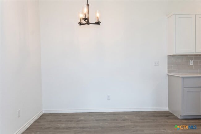 Building Photo - 921 Ashwood Dr