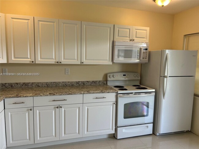 Building Photo - 1992 NE 172nd St Unit 2