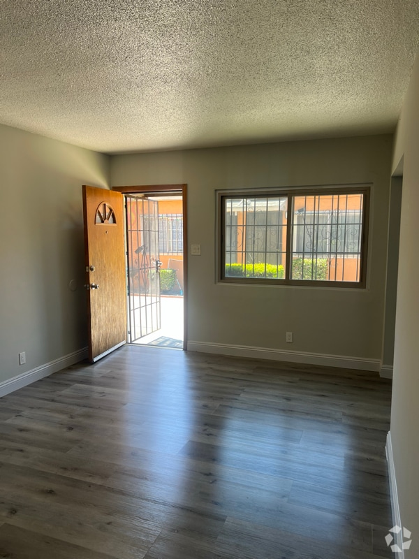 Building Photo - 9617 1/2 S Hoover St Rental