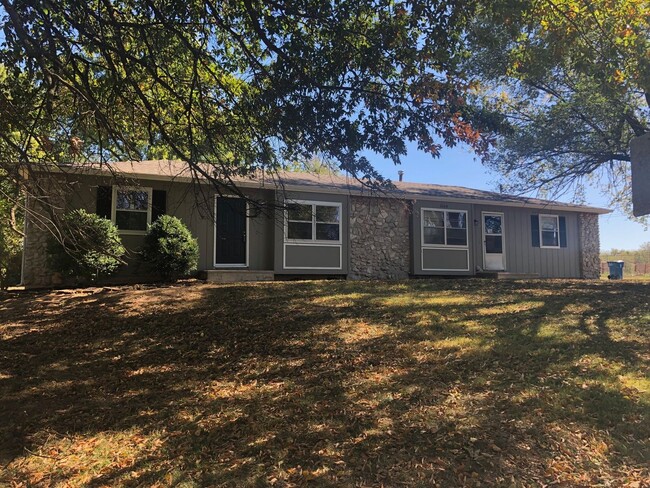 Building Photo - Newly remodeled 2 bedroom duplex in SW Spr... Rental
