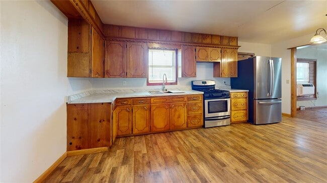 Photo - 105 S B St