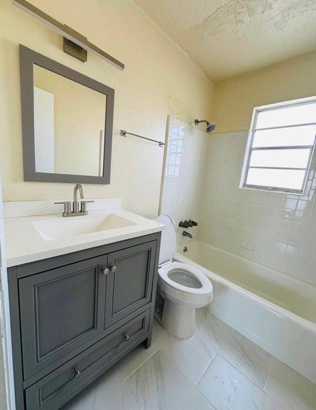 Photo - 628 Papworth Ave Unidad B