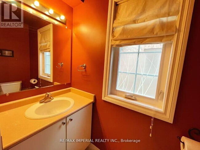 Photo - 2955 Thomas St