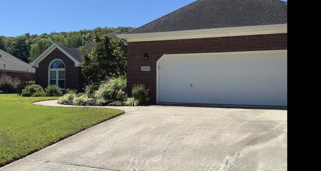 Building Photo - "Charming 4-Bed Oasis with Granite Finishe... Rental