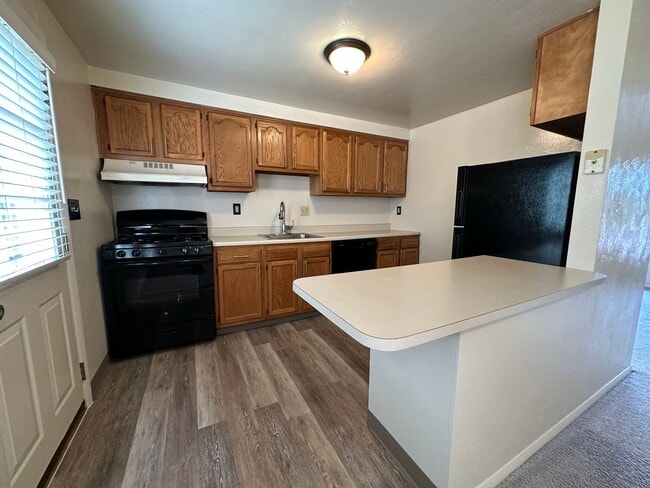 Building Photo - Beautiful Two Bedroom Townhouse in Plum! Equipped Kitchen, Patio & More! Call Today!