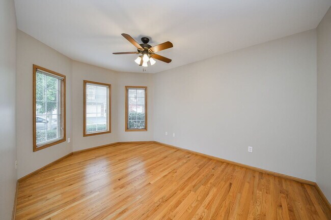 Photo - 385 Delnor Glen Dr