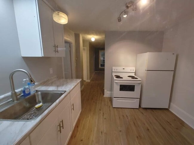 Building Photo - 1427 Winchester Ave Unit Upper Rental