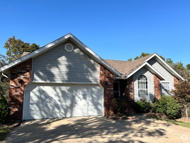 Building Photo - Beautiful 3 bedroom in OZARK is ready now! Rental