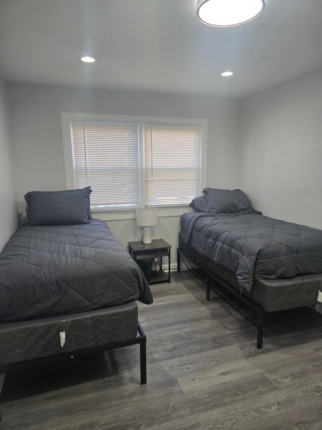 Photo - 8304 S Kedzie Ave