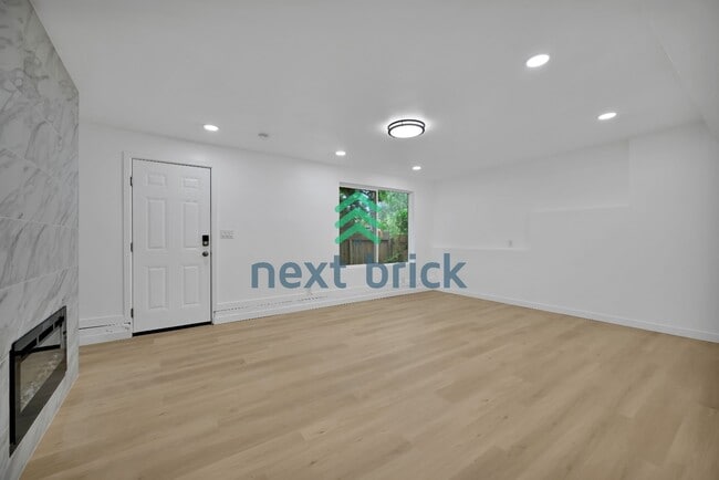 Photo - Charming 2-Bed Gem with Spacious 1500 sq ft Layout in Seattle's Vibrant Neighborhood!