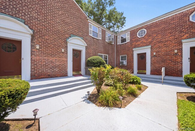 Building Photo - 131-45 234th St Unit upper
