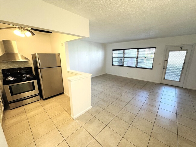 Photo - 138 Fanshaw D Unit D