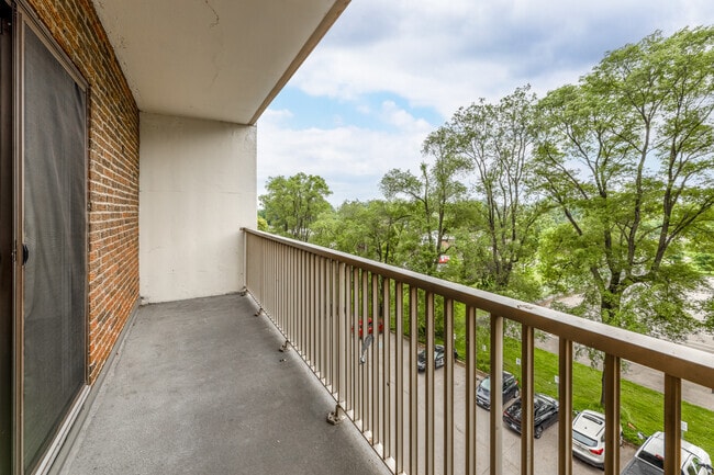 2BR, 1BA - Balcony