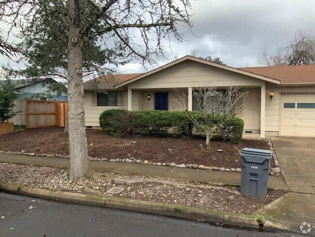 Building Photo - 2 Bedroom Duplex in Springfield Rental