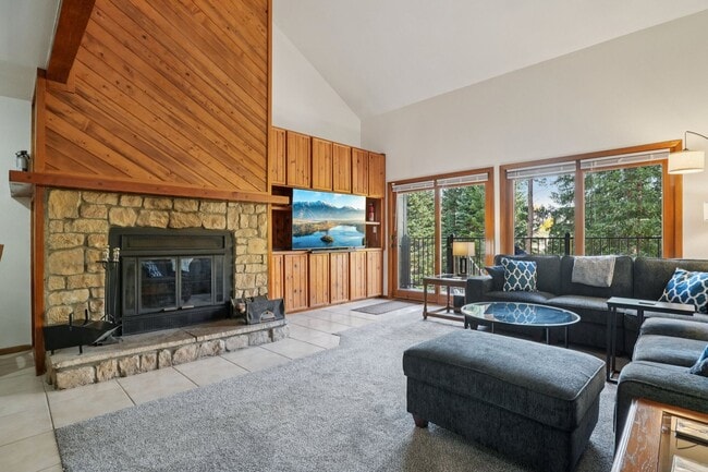 Building Photo - Serenity and Views with this 3 bedroom/3Bathroom Townhome in Buffalo Ridge