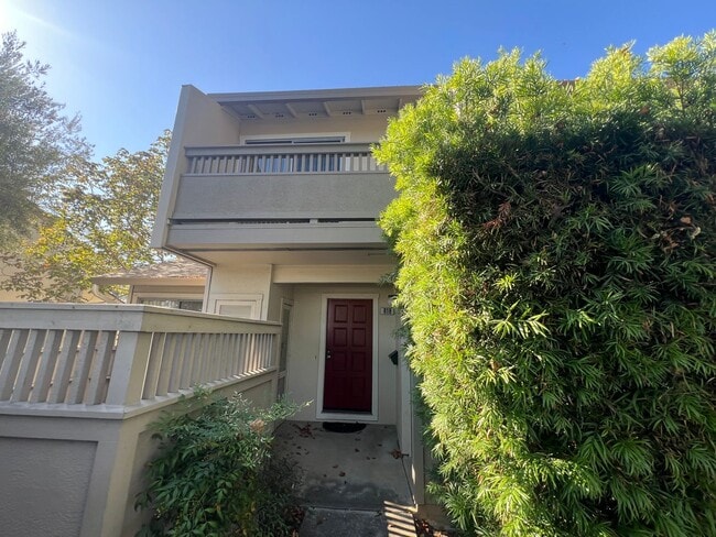 Building Photo - Beautiful 2 bed 1.5 bath end unit Condo in...