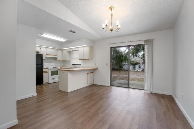 Photo - 142 Cascade St