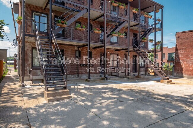 Photo - 3661 S Broadway Unidad 1st Floor A