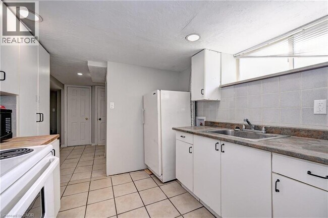 Photo - 147 Courtland Ave E