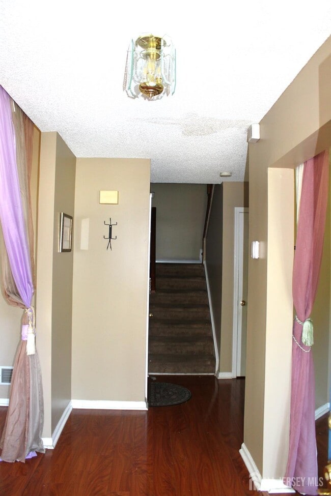 Photo - 2 Jade Ct