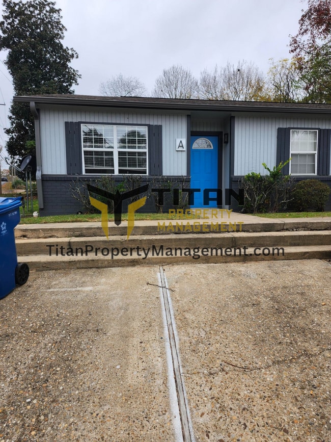 Photo - 2bed/2bath End-Unit Apartment with Fenced Yard Unit 700 Park Dr. Apt A