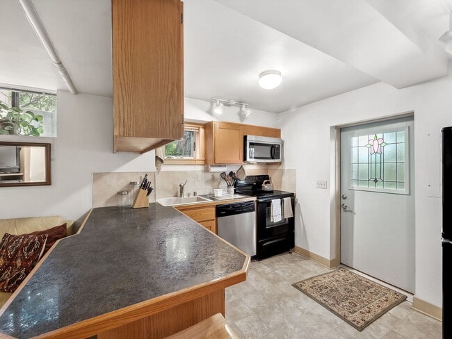 Photo - Super Sweet Cottage Living, Centrally Loca...