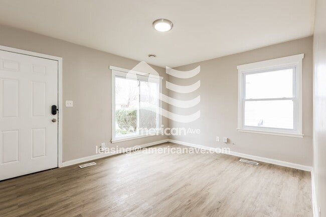 Photo - 1695 Moorhouse St