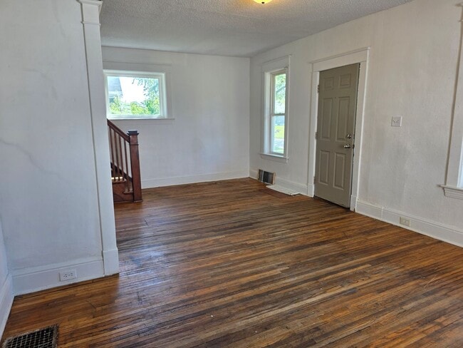Photo - 305 E Bowman St