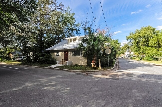 Photo - 402 NW 3rd Ave