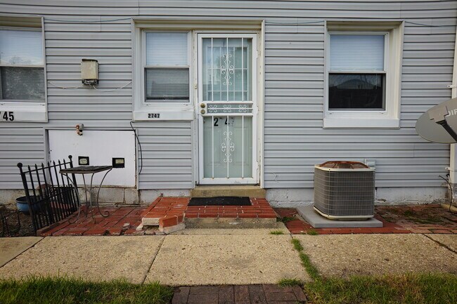 Photo - 2747 Iverson St