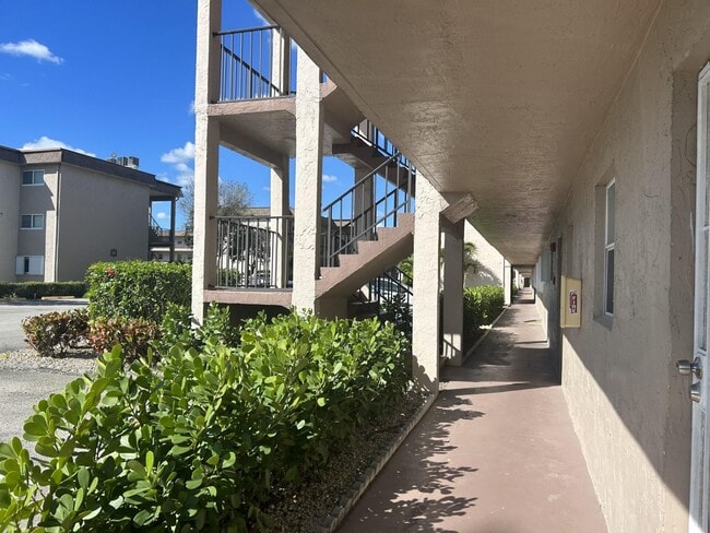 Building Photo - 729 Lori Dr Unit 101