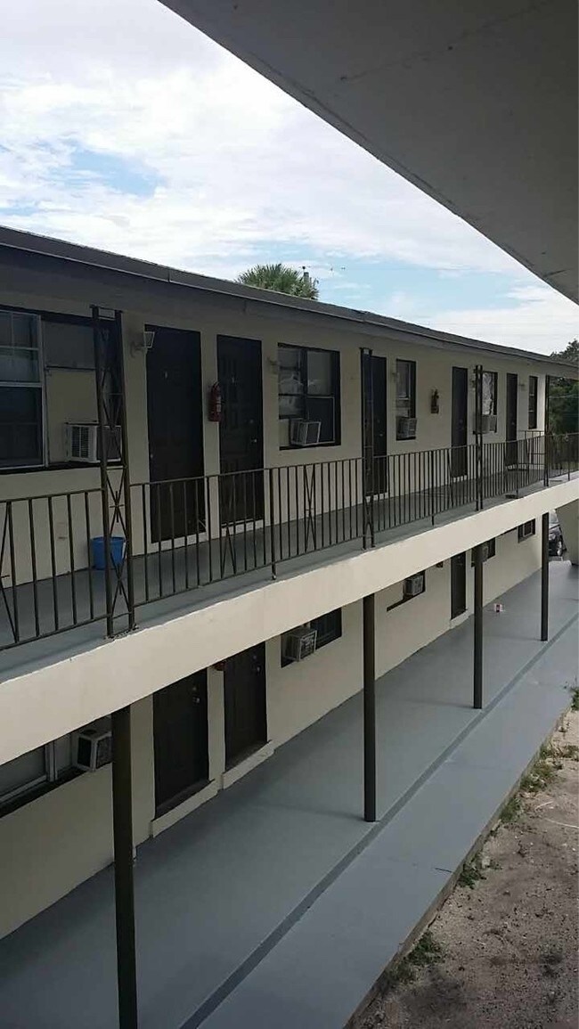 Photo - 700 Tamarind Ave